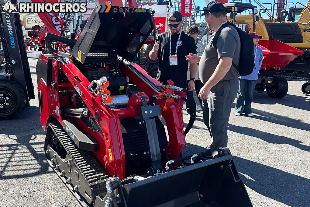 Rhinoceros KS1000 skid steer loader at KS627 forklift na umaakit ng mga bisita sa CONEXPO 2026