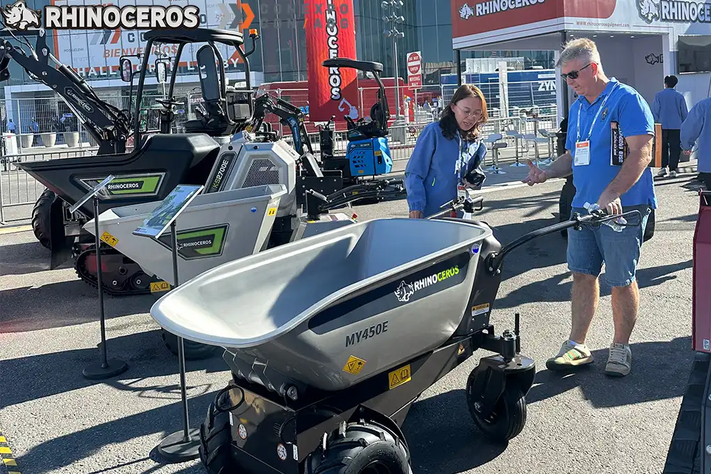 Rhinoceros team at mga makina na nagha-highlight sa pandaigdigang pagpapalawak sa CONEXPO CON AGG 2026