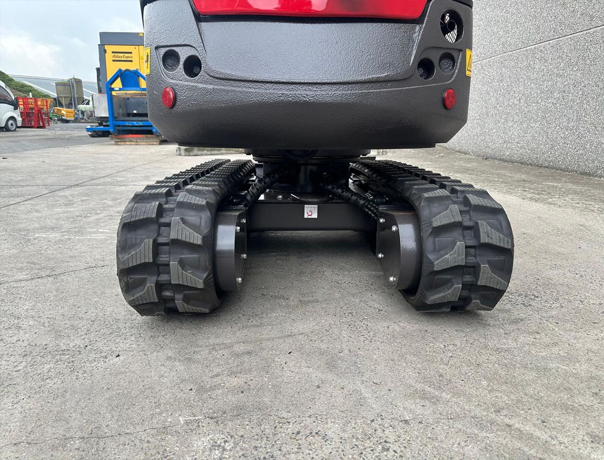 rhinoceros xn18 Excavator Retractable Tracks.jpg